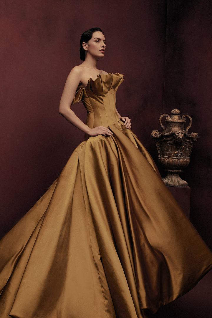 STRAPLESS BALLOON GOWN WITH RUFFLED NECK