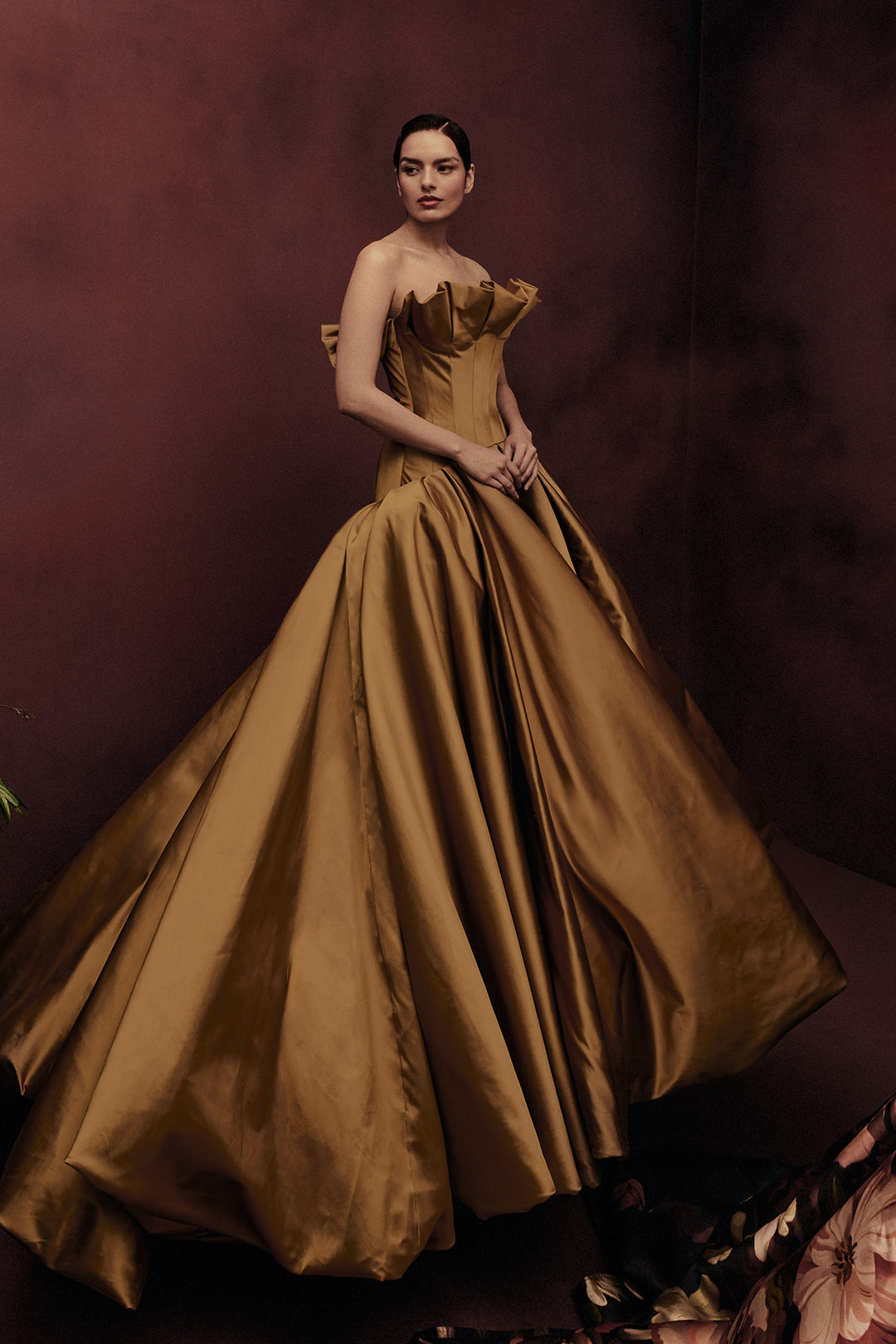 STRAPLESS BALLOON GOWN WITH RUFFLED NECK