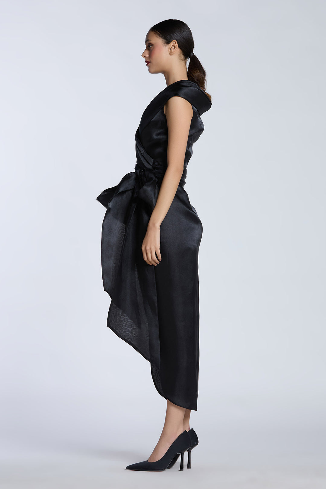 black dress with grey heels 32 Looks: What Color Shoes to Wear with a Black Dress
