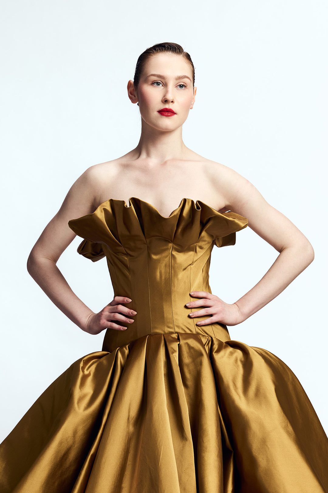STRAPLESS BALLOON GOWN WITH RUFFLED NECK