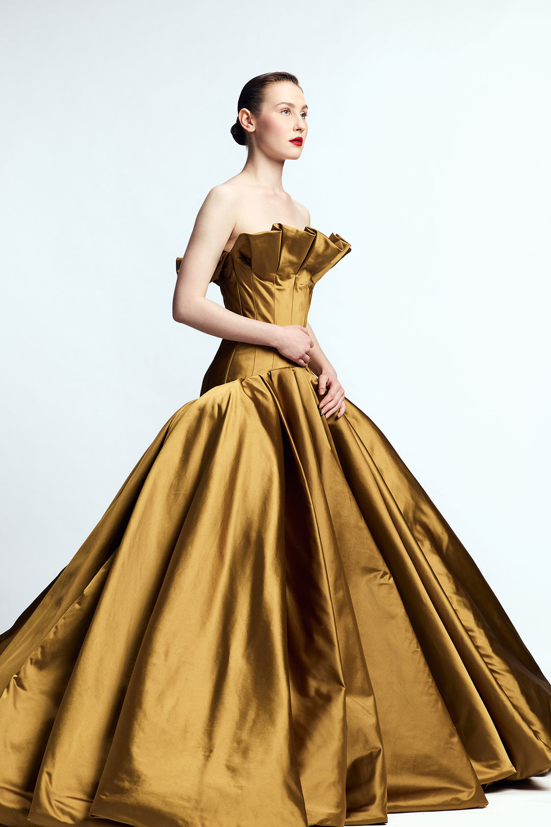 STRAPLESS BALLOON GOWN WITH RUFFLED NECK