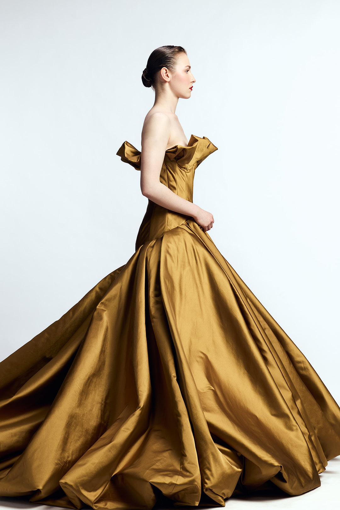 STRAPLESS BALLOON GOWN WITH RUFFLED NECK