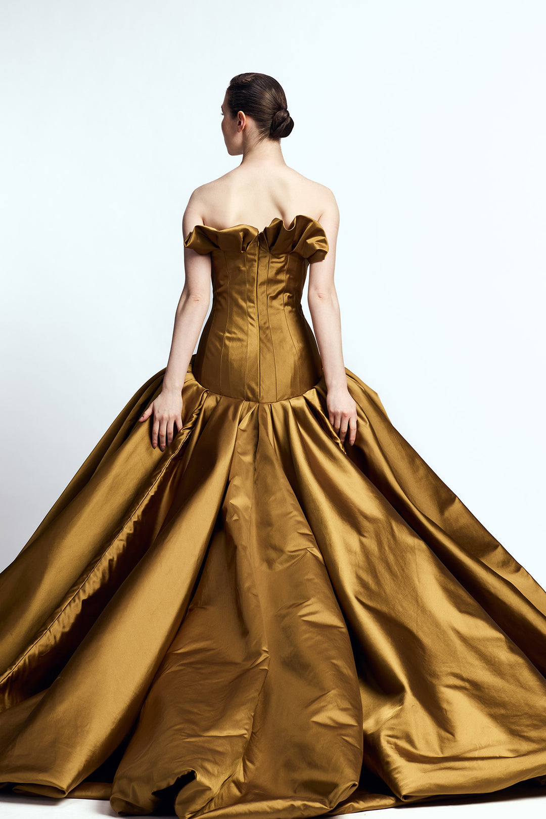 STRAPLESS BALLOON GOWN WITH RUFFLED NECK